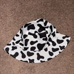 Reversible bucket hat. Cow print/ black